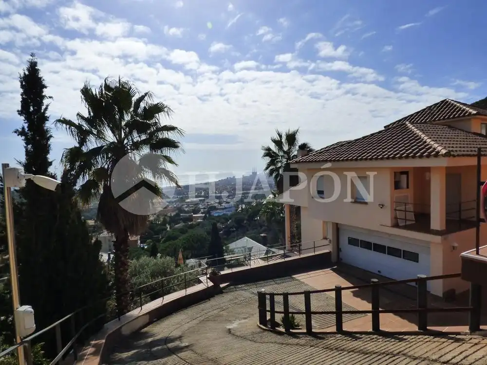 Vista exterior de Casa o chalet en venta en Badalona con Aire acondicionado, Jardín privado y Terraza