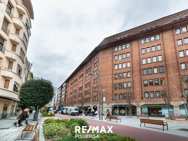 Office space with lift for sale in Calle María de Molina 7
