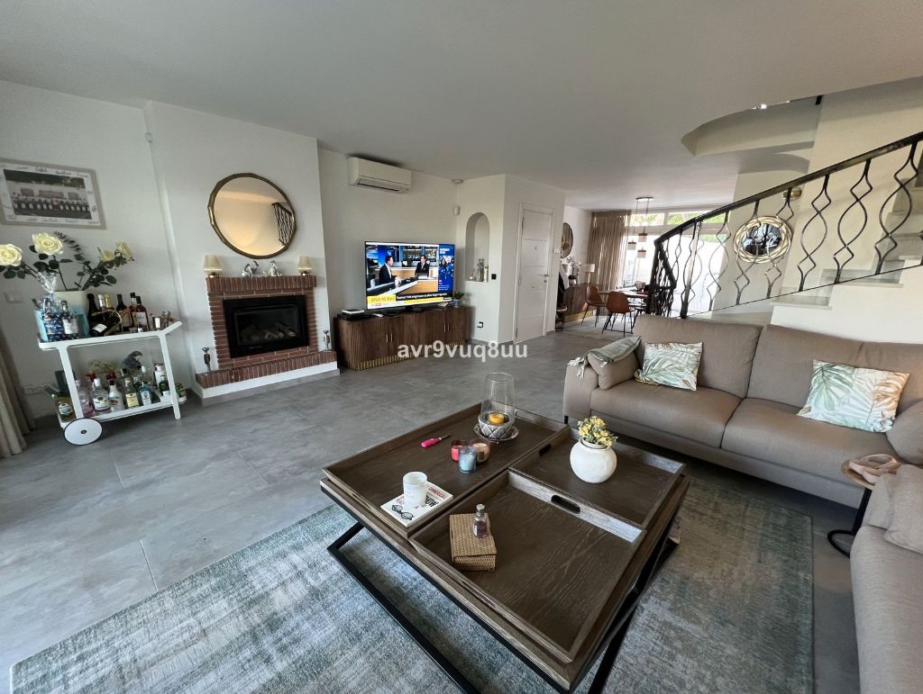 Sala d'estar de Casa adosada en venda en Mijas amb Aire condicionat, Terrassa i Moblat