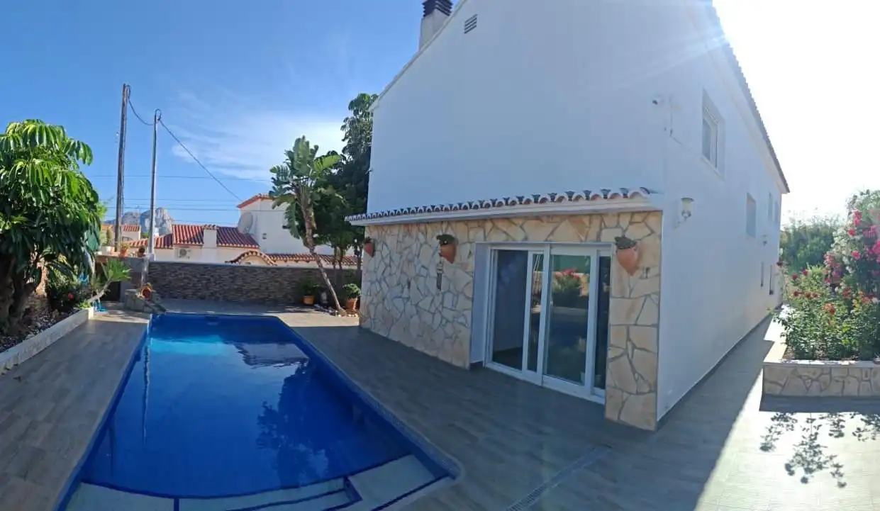 Piscina de Casa o xalet en venda en Calpe / Calp amb Aire condicionat, Calefacció i Jardí privat