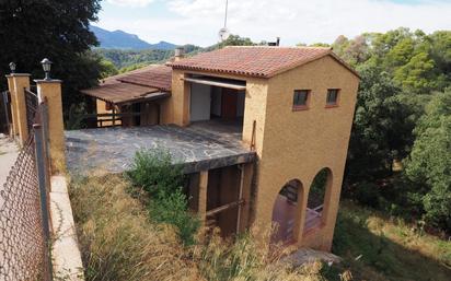 Vista exterior de Casa o xalet en venda en Castellar del Vallès amb Piscina