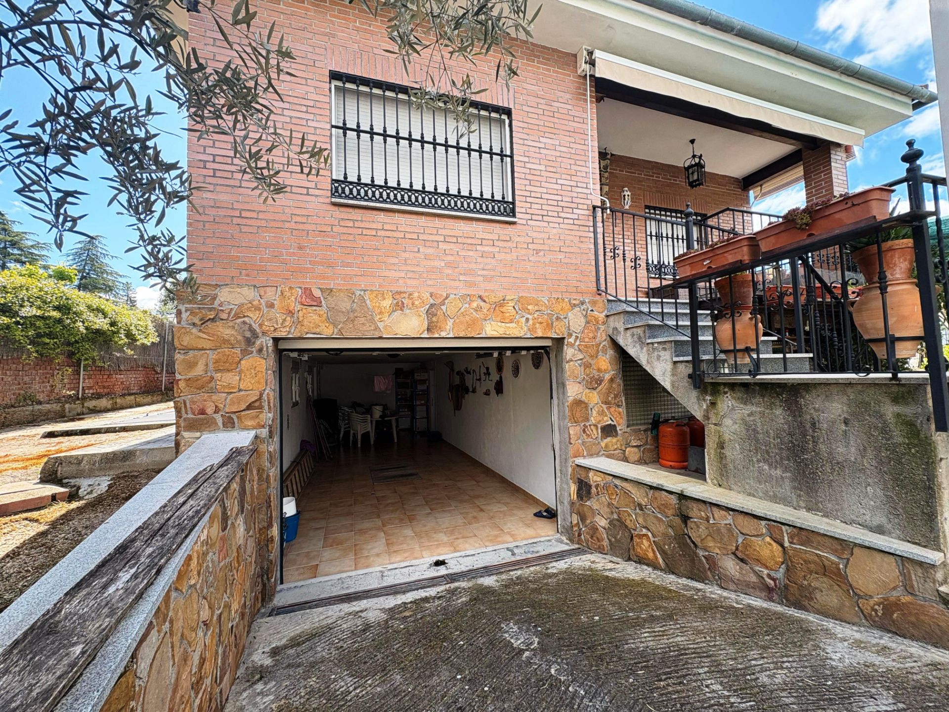 Exterior view of House or chalet for sale in Casarrubios del Monte  with Air Conditioner, Heating and Private garden