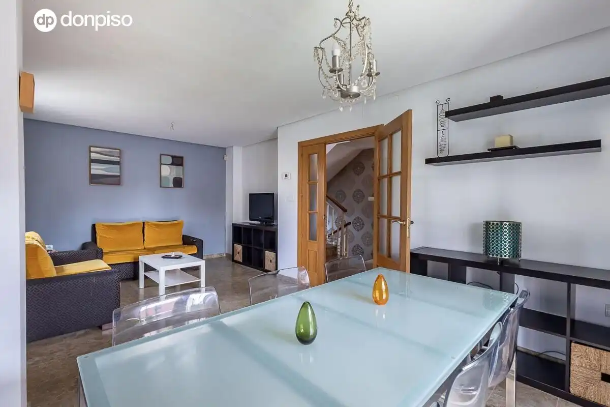 Sala de estar de Casa adosada en venta en Jun con Calefacción, Terraza y Trastero