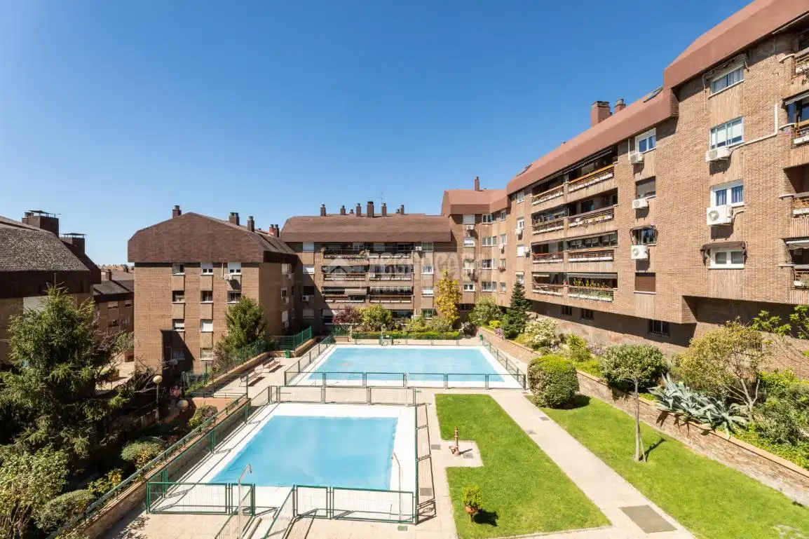 Vista exterior de Piso en venta en Las Rozas de Madrid con Calefacción, Terraza y Trastero
