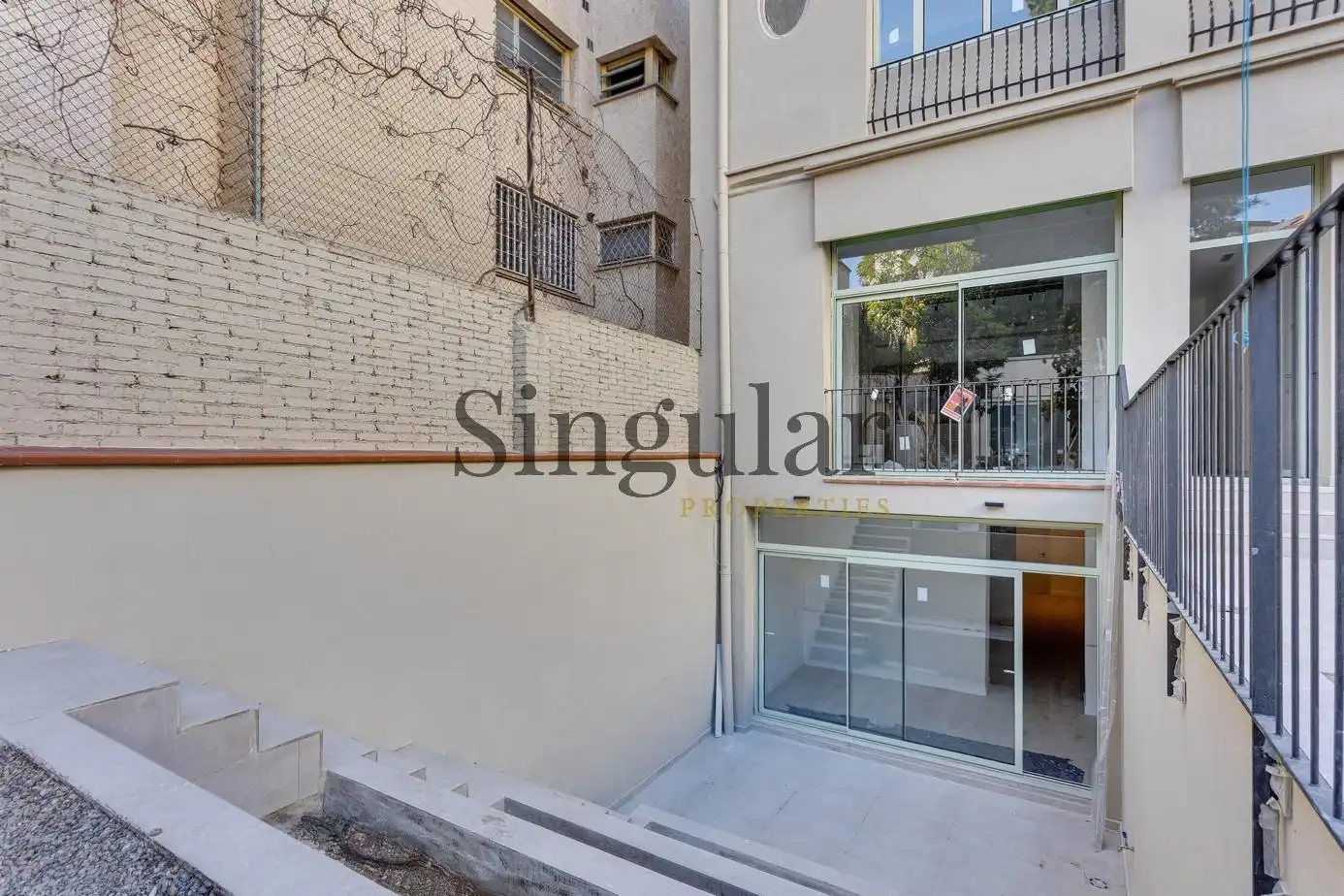 Vista exterior de Edificio en venta en Barcelona