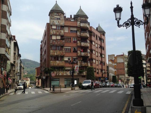 Local comercial en Alquiler en Avenida de Pando en Milán - Pumarín