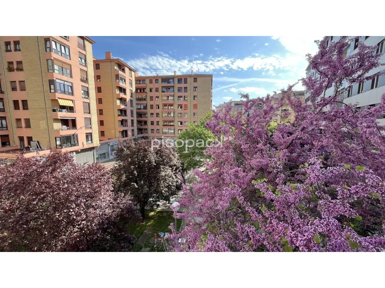 Vista exterior de Piso en venta en  Pamplona / Iruña con Calefacción y Alarma
