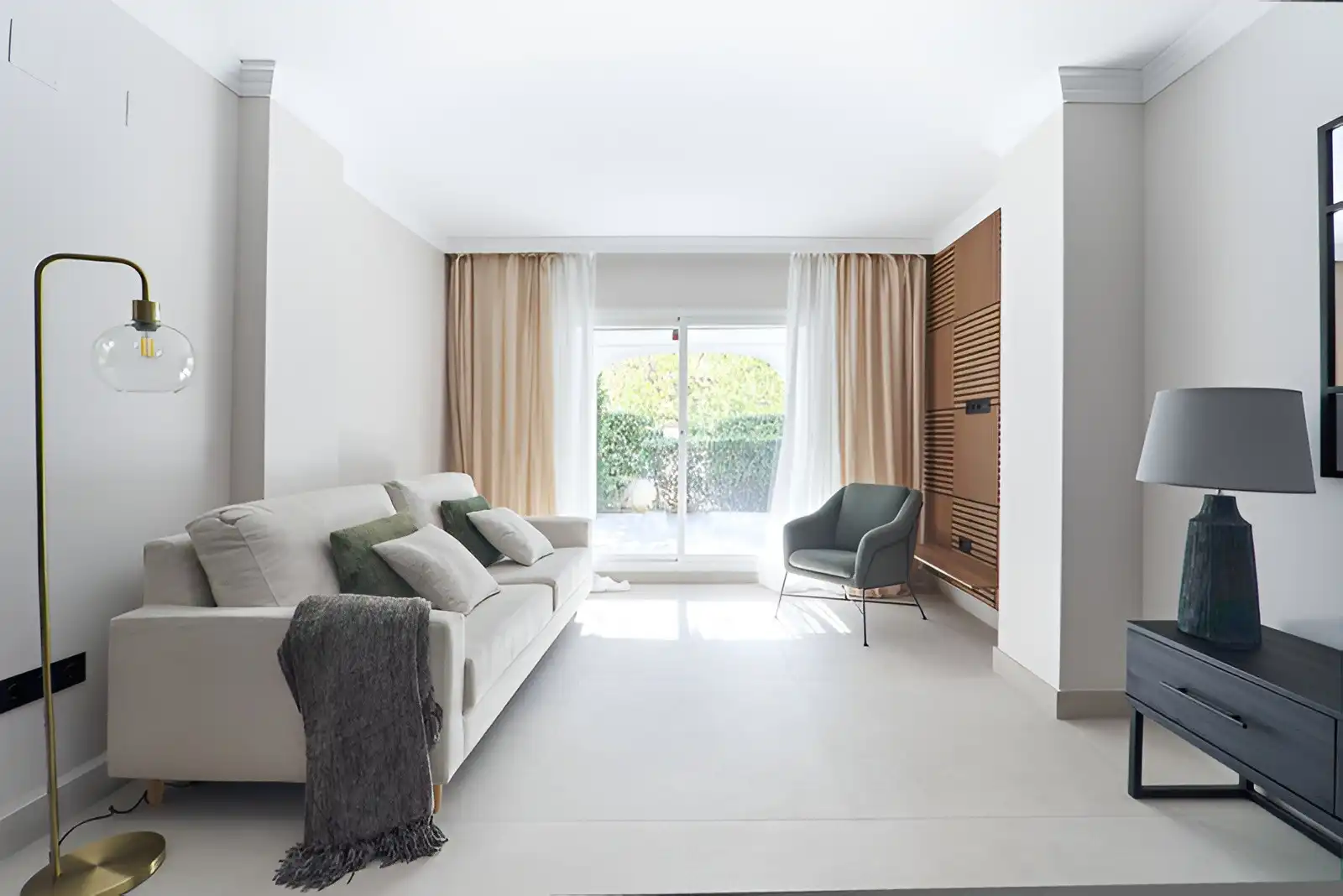 Sala d'estar de Planta baixa en venda en Marbella amb Aire condicionat, Terrassa i Traster