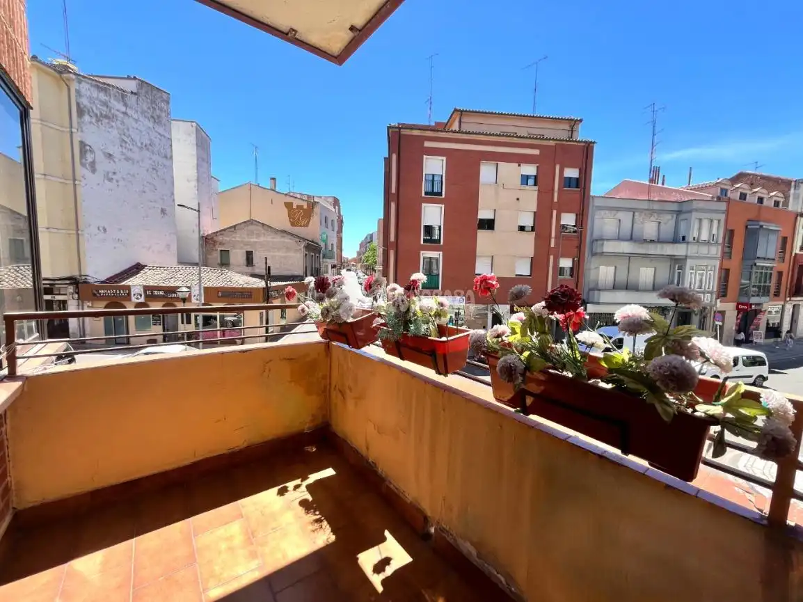Vista exterior de Piso en venta en Medina del Campo con Calefacción