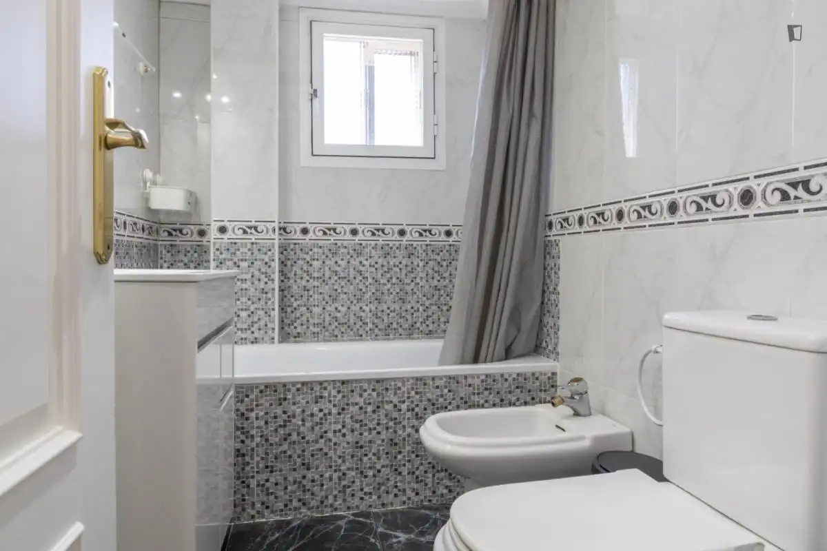 Baño de Apartamento para compartir en Parla con Calefacción, Amueblado y Horno