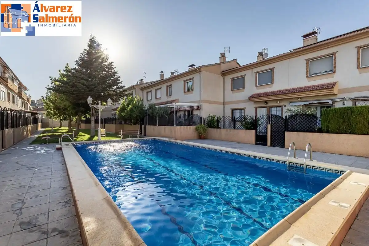Casa con piscina en venta en Ogíjares