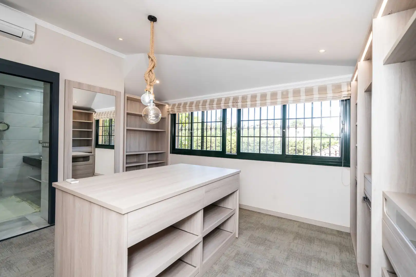 Dormitori de Casa o xalet en venda en Marbella amb Aire condicionat, Jardí privat i Terrassa