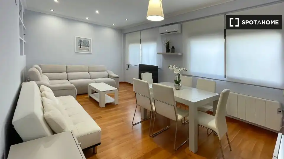 Sala d'estar de Pis de lloguer en Valencia amb Aire condicionat, Calefacció i Moblat