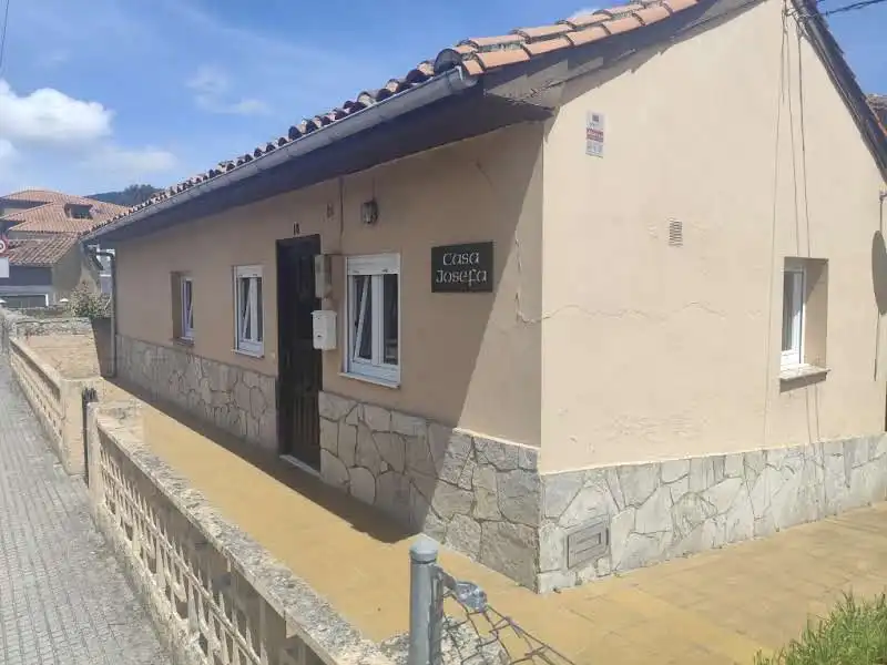 Vista exterior de Casa o xalet en venda en Pravia amb Calefacció, Moblat i Forn