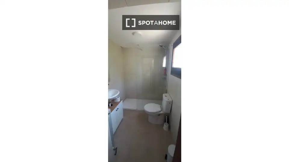 Bathroom of Flat for share in Teià  with Air Conditioner, Heating and Furnished