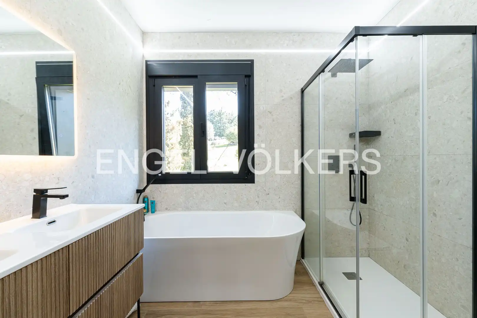 Bathroom of Houses for sale in Valdemorillo  with Air Conditioner, Heating and Private garden