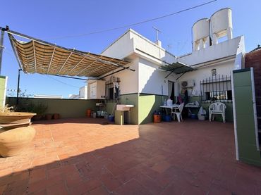 Casa amb balcó en venda a Bailén - Miraflores