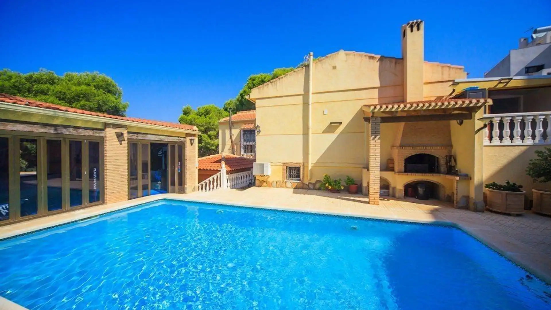 Vista exterior de Casa o xalet en venda en Torrevieja amb Aire condicionat, Jardí privat i Piscina