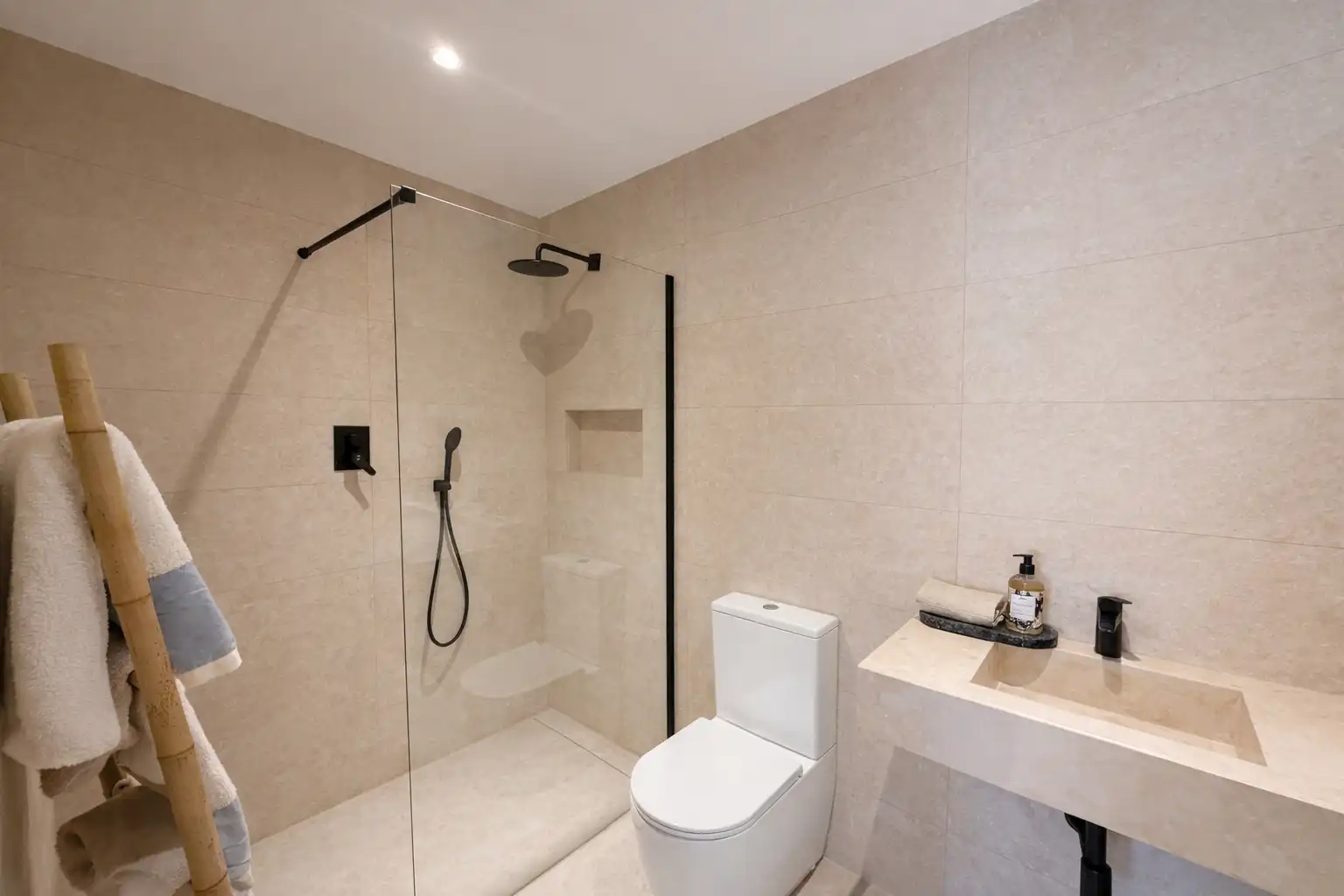 Badezimmer von Wohnung zum Verkauf in Cartagena mit Klimaanlage, Heizung und Terrasse