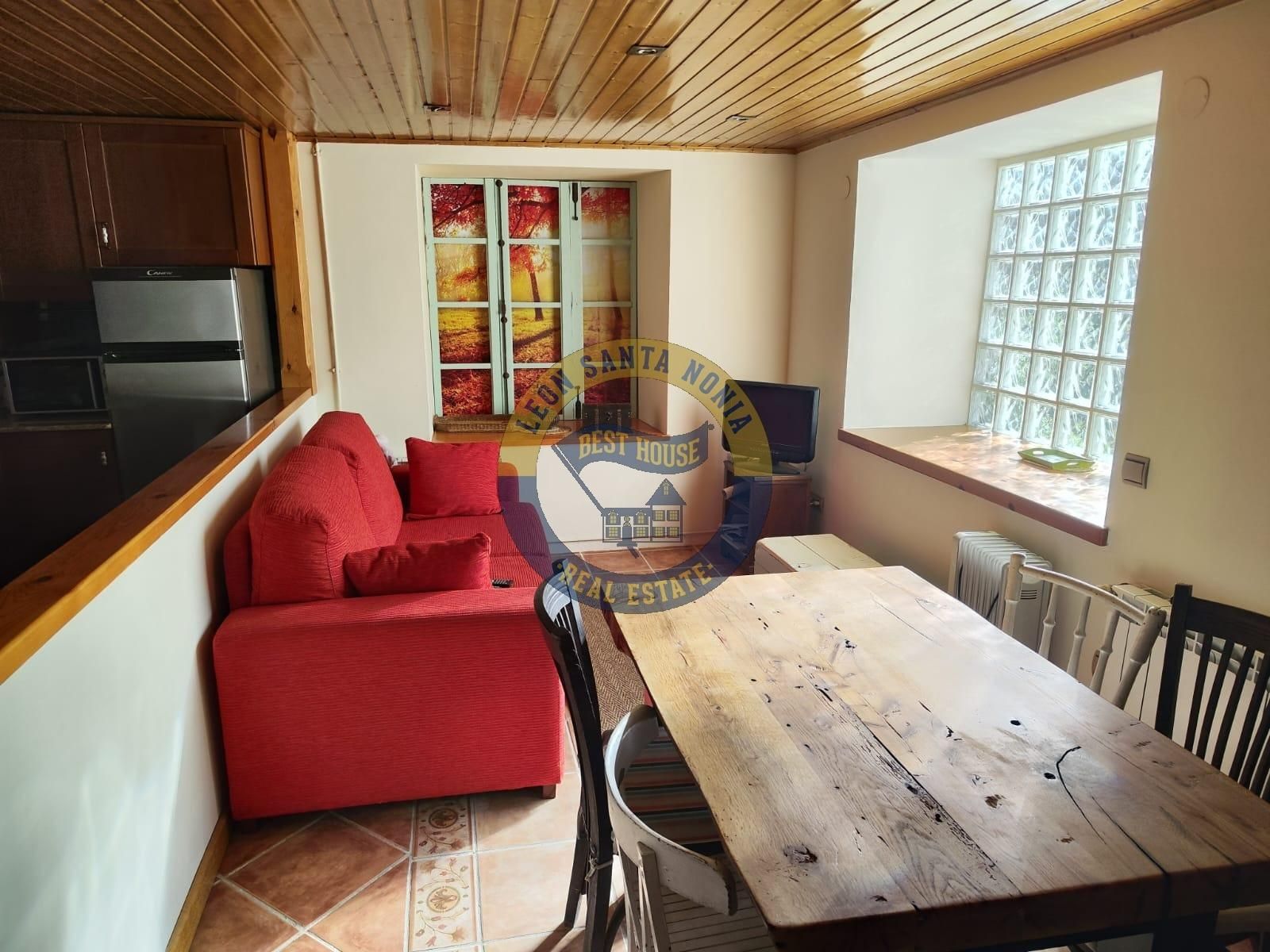 Vista exterior de Casa o xalet en venda en Valdesamario amb Calefacció, Jardí privat i Terrassa