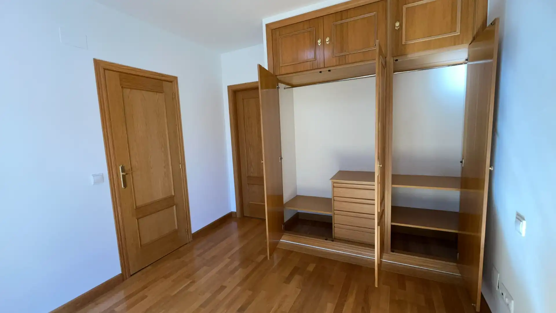 Dormitori de Casa adosada de lloguer en Aldea del Fresno amb Aire condicionat, Calefacció i Parquet