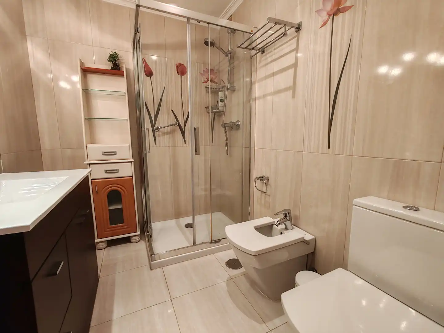 Badezimmer von Wohnung zur Miete in Madrid mit Klimaanlage, Parkett und Möbliert