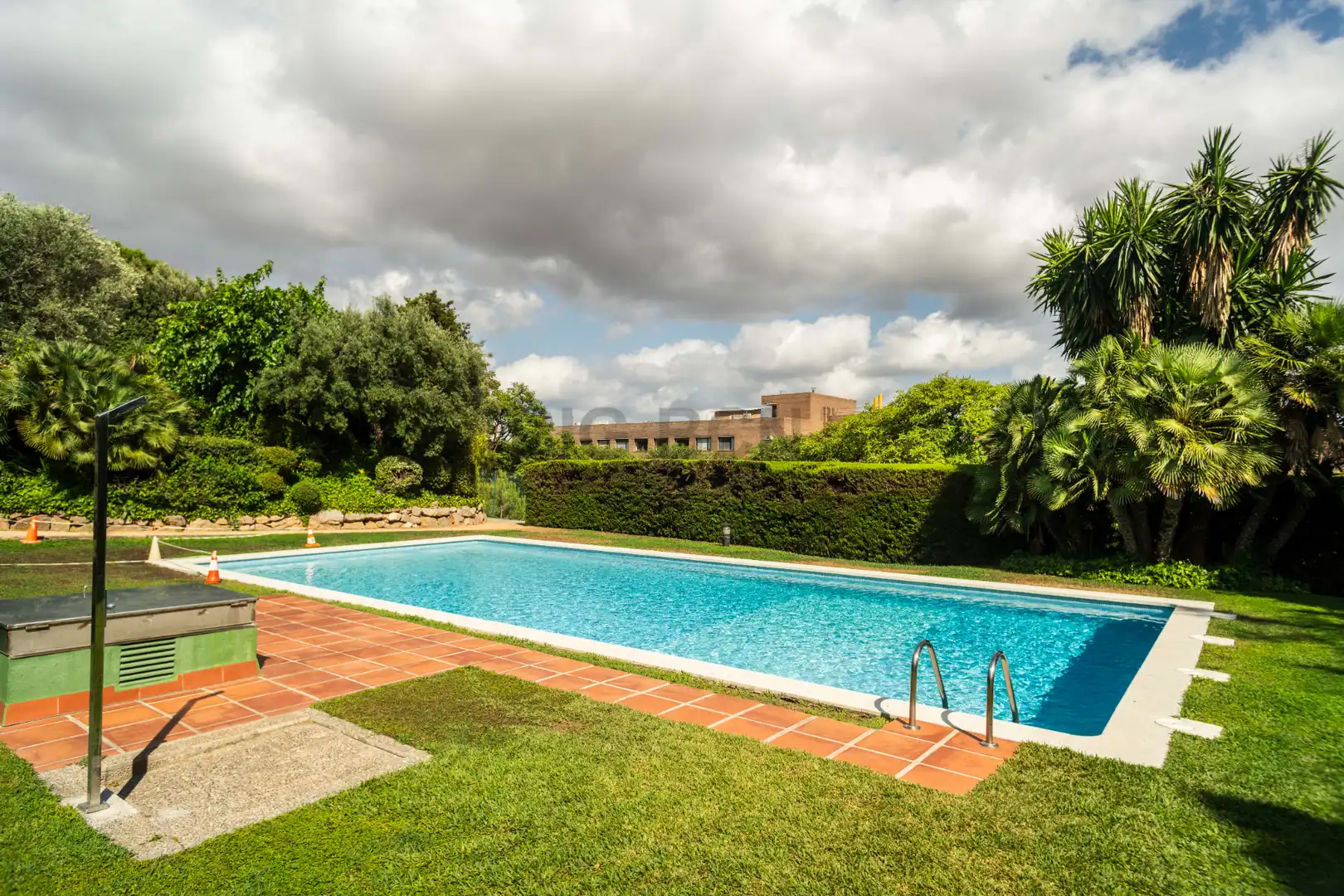 Piscina de Casa o xalet en venda en Barcelona amb Aire condicionat, Calefacció i Jardí privat
