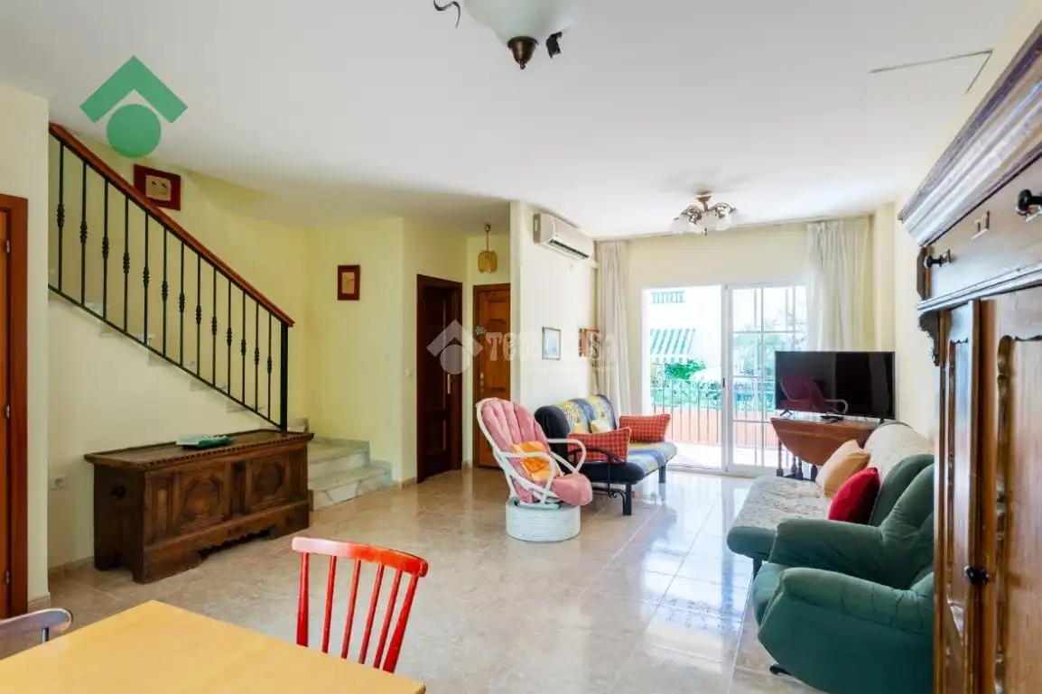 Sala d'estar de Casa adosada en venda en Nerja amb Aire condicionat