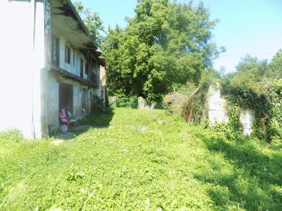 Casa adosada en venda en Escalante amb Jardí privat