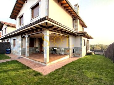 Casa aparellada amb jardí en venda a Calle Lago-sm 30