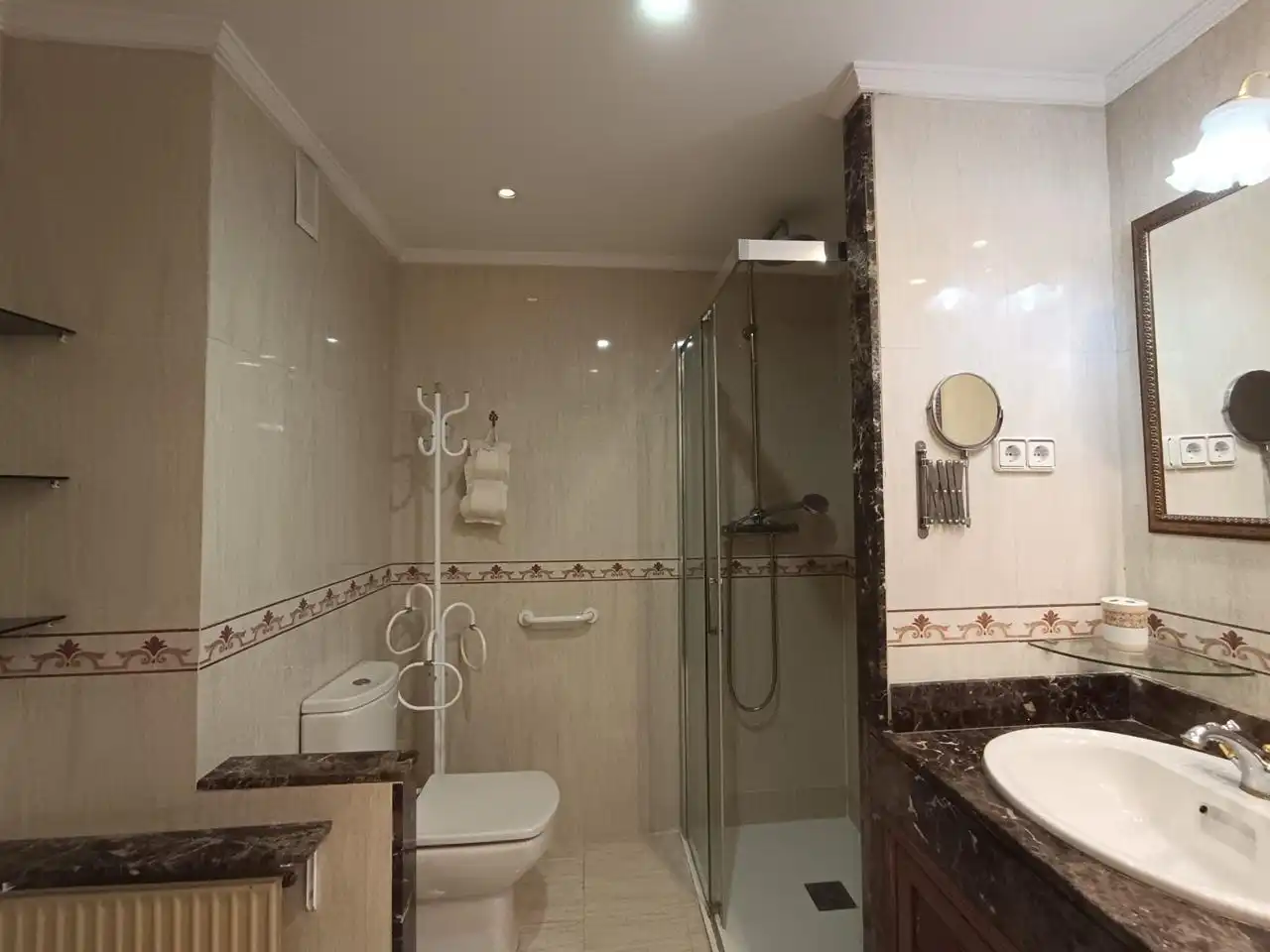 Baño de Piso en venta en Madrid con Aire acondicionado, Calefacción y Jardín privado