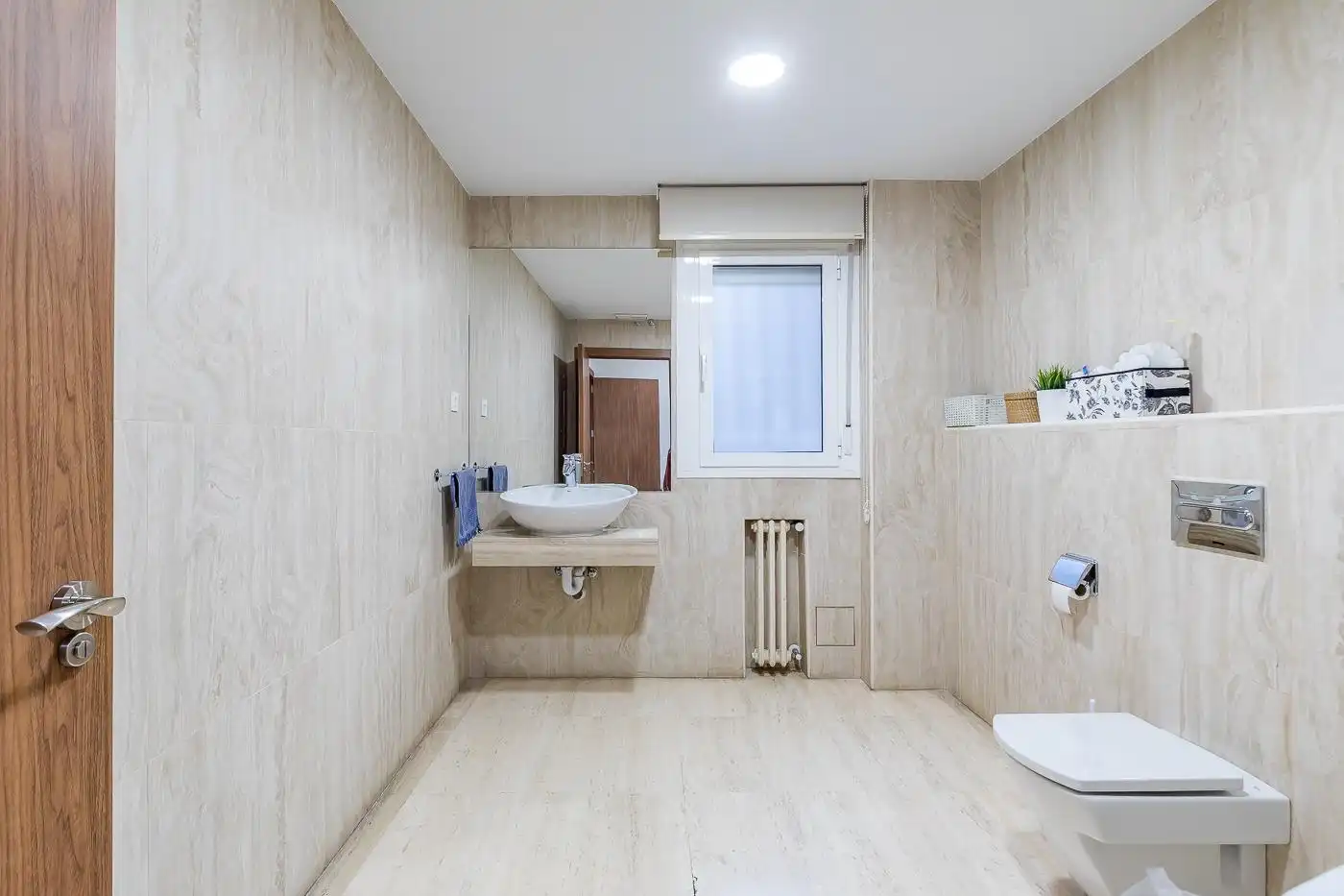 Baño de Oficina de alquiler en Madrid con Aire acondicionado, Calefacción y Terraza