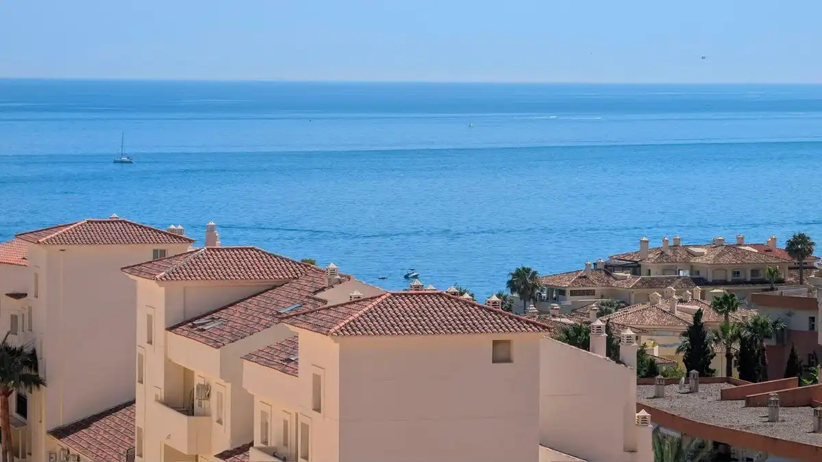 Vista exterior de Apartament en venda en Benalmádena amb Aire condicionat, Calefacció i Jardí privat