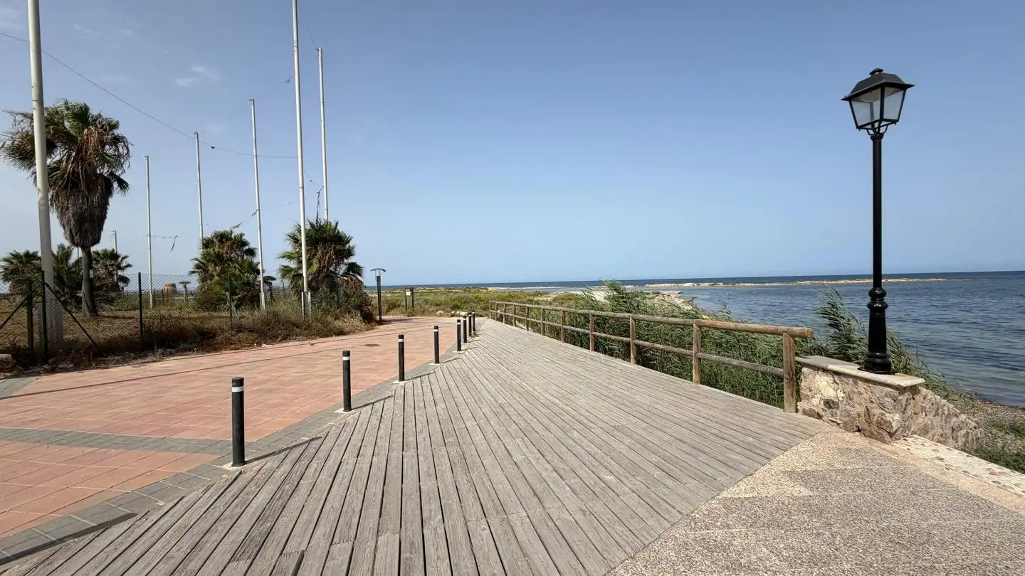 Vista exterior de Dúplex en venda en La Manga del Mar Menor amb Aire condicionat, Calefacció i Jardí privat