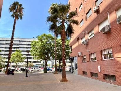 Vista exterior de Pis en venda en  Sevilla Capital amb Aire condicionat