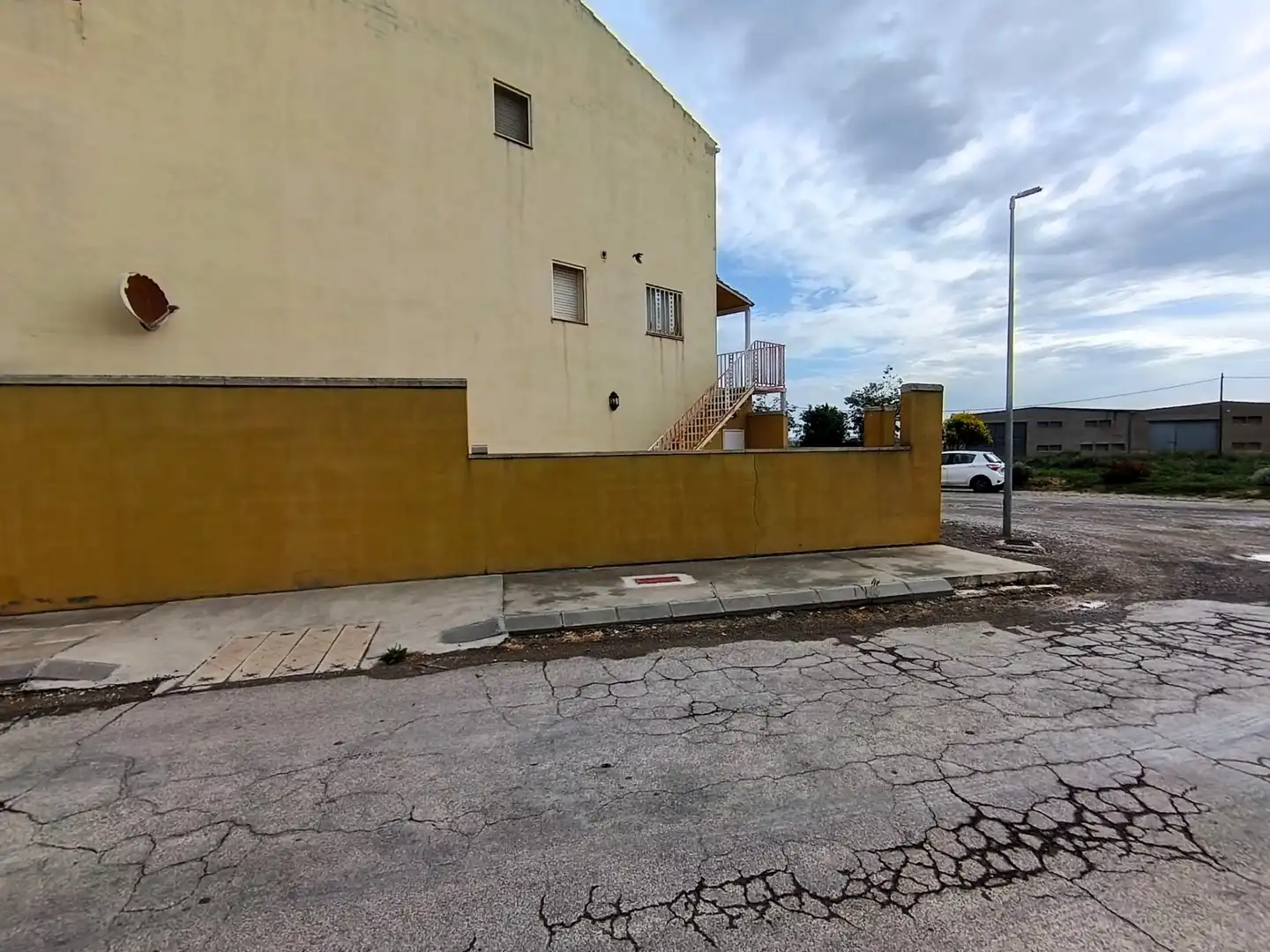 Vista exterior de Casa adosada en venda en Linyola amb Alarma