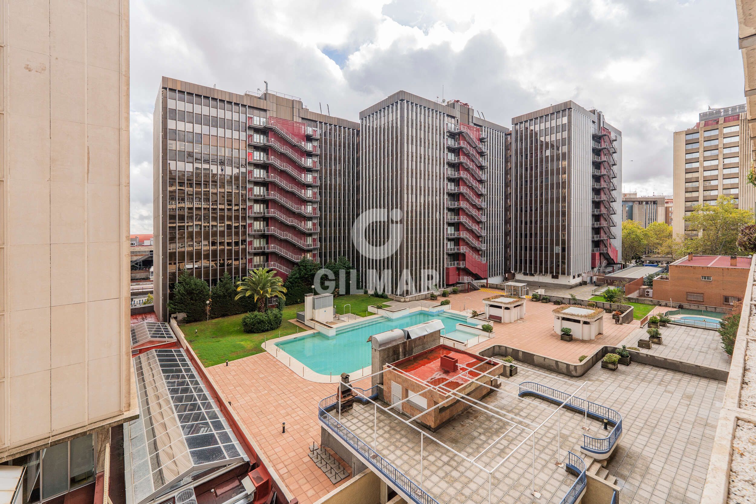 Vista exterior de Pis en venda en  Madrid Capital amb Calefacció, Piscina i Balcó
