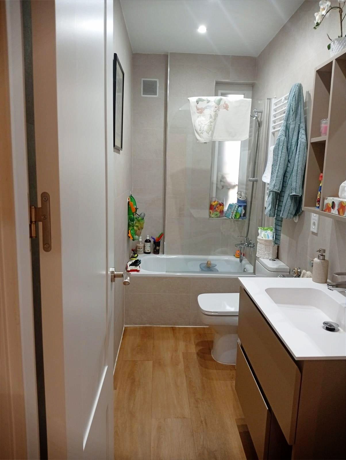 Baño de Piso en venta en  Madrid Capital con Aire acondicionado, Calefacción y Jardín privado