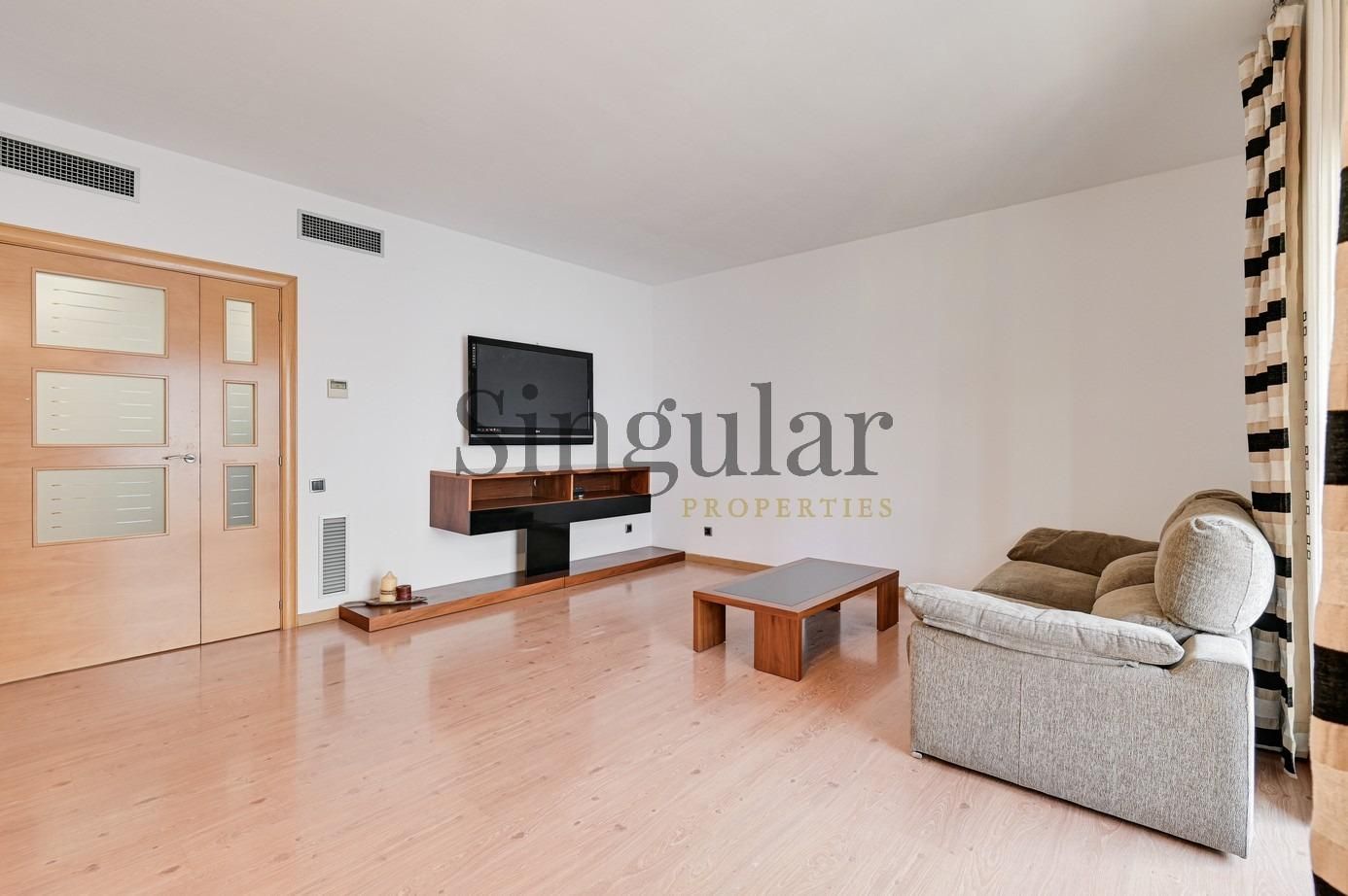 Sala de estar de Piso en venta en Cornellà de Llobregat con Trastero y Balcón