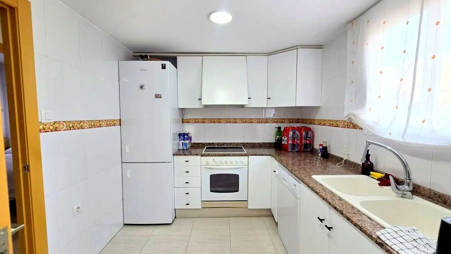 Cocina de Apartamento de alquiler en Gandia con Aire acondicionado, Terraza y Piscina comunitaria
