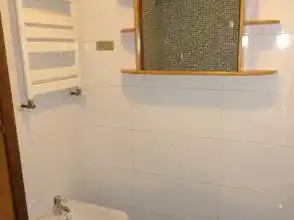 Badezimmer von Wohnung zur Miete in Gijón  mit Heizung, Parkett und Möbliert