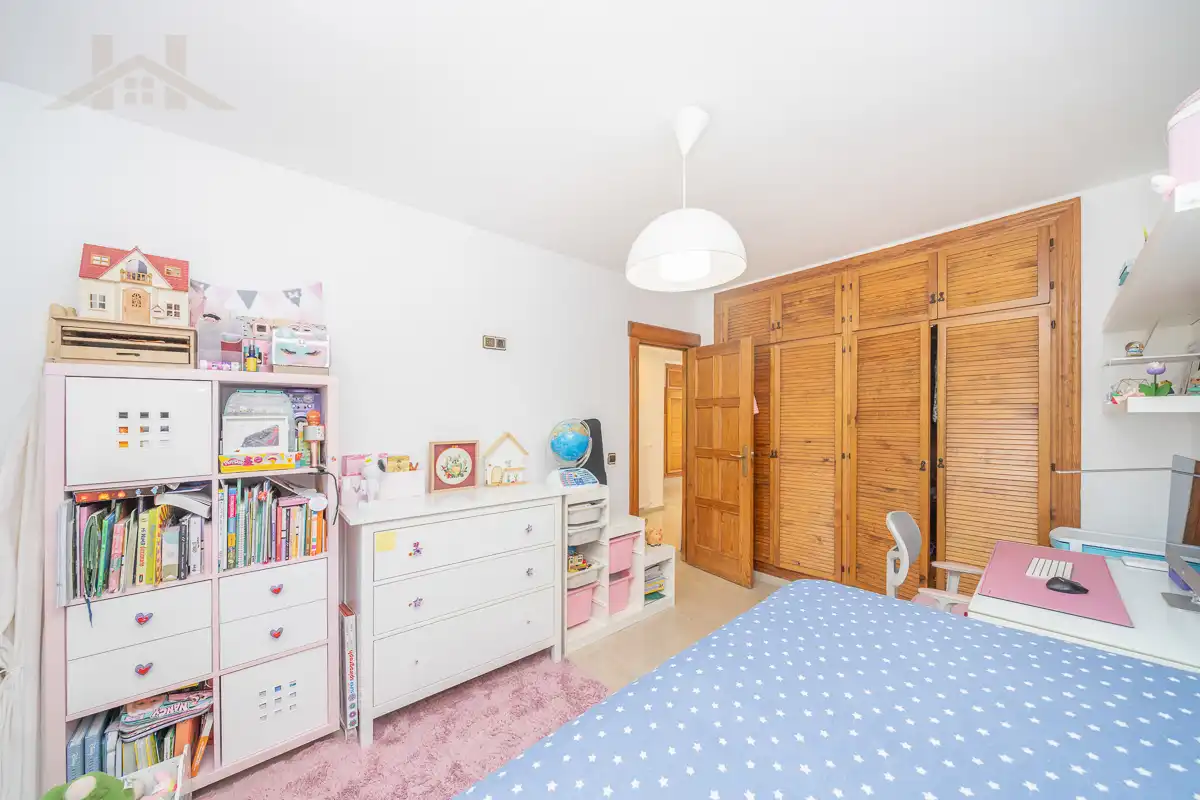 Habitación de Casa adosada en venta en Torrelodones con Aire acondicionado, Calefacción y Jardín privado