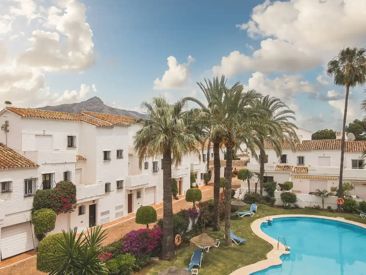Außenansicht von Wohnung zur Miete in Marbella mit Klimaanlage, Privatgarten und Parkett