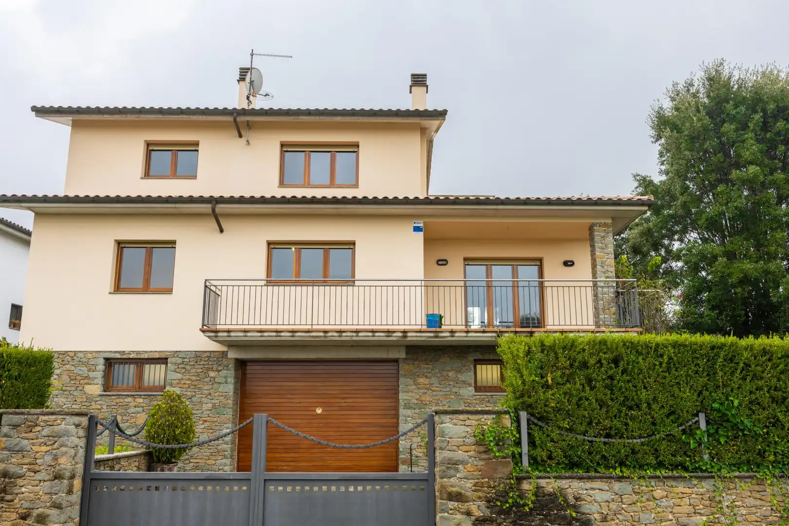 Vista exterior de Casa o xalet en venda en L'Esquirol amb Calefacció, Jardí privat i Terrassa