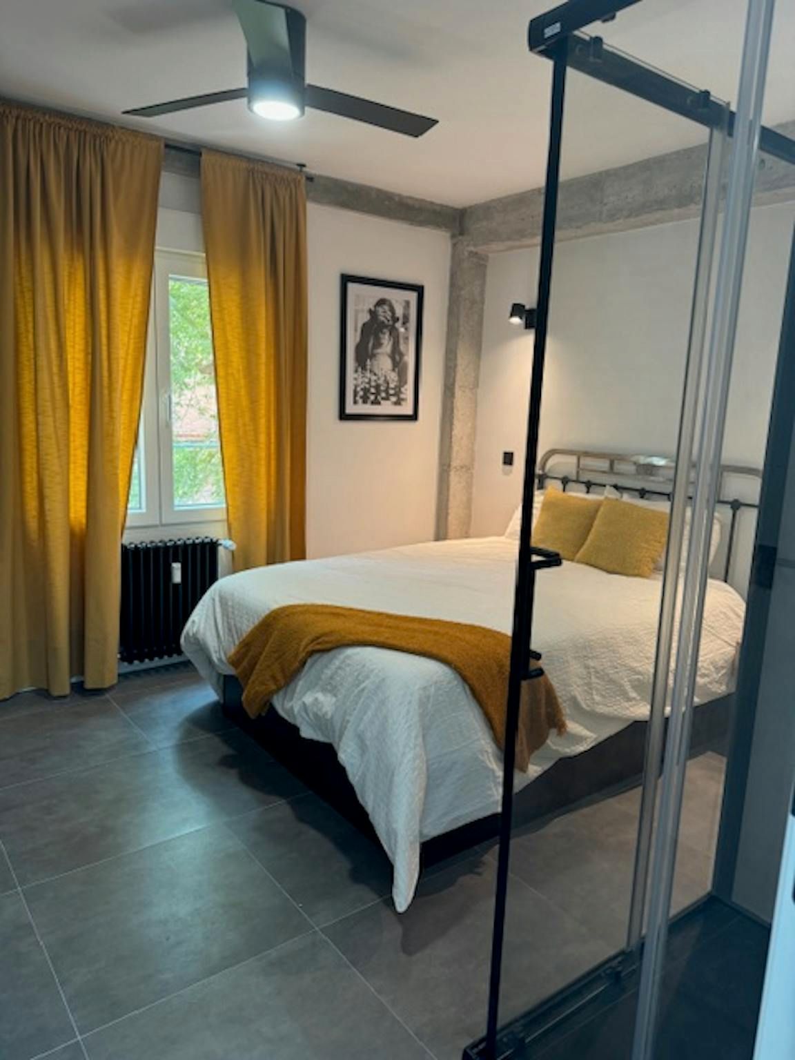 Bedroom of Flat to share in  Madrid Capital  with Heating, Washing machine and TV