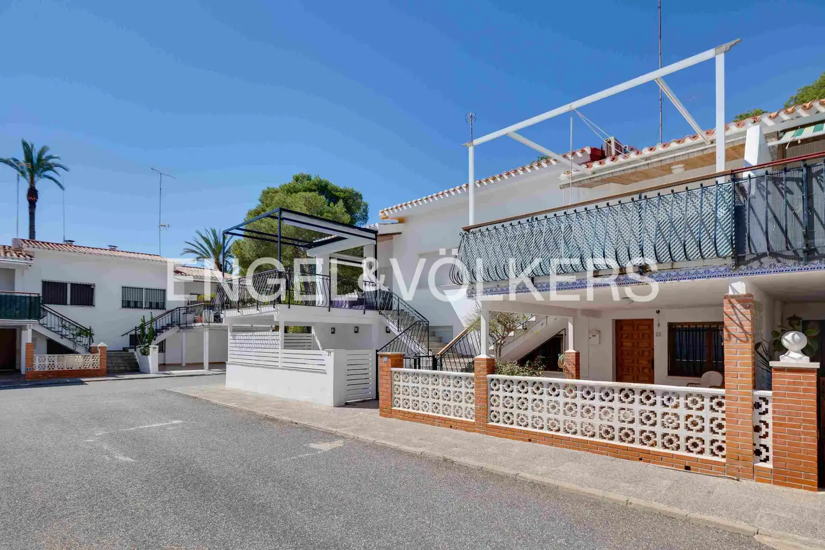Vista exterior de Casa o xalet en venda en Orihuela amb Aire condicionat, Calefacció i Terrassa