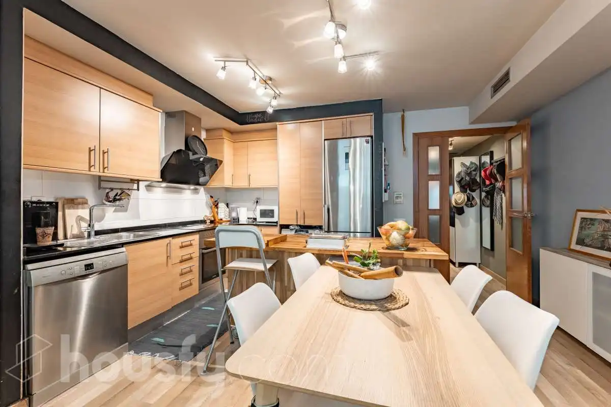 Kitchen of Duplexes for sale in L'Hospitalet de Llobregat  with Air Conditioner, Heating and Parquet flooring