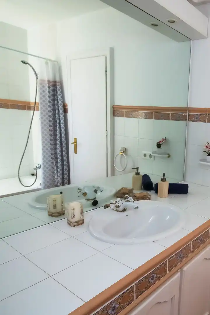 Baño de Piso en venta en Marbella con Aire acondicionado, Terraza y Amueblado