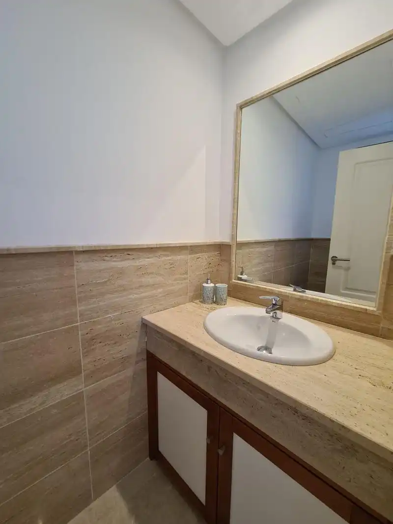 Baño de Casa adosada de alquiler en Benahavís con Aire acondicionado, Calefacción y Jardín privado