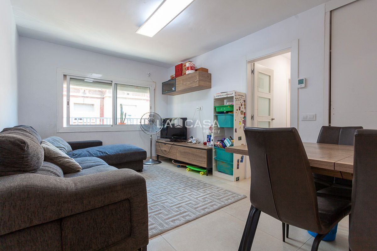 Sala d'estar de Pis en venda en L'Hospitalet de Llobregat amb Aire condicionat i Moblat